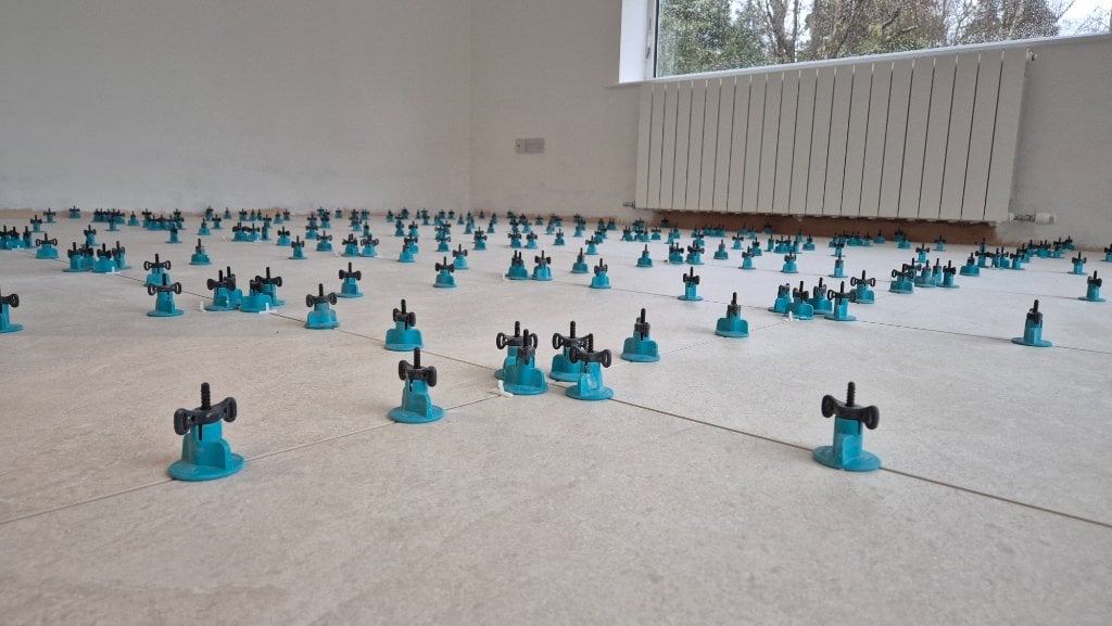 Levelling clips ensuring perfectly flat tile installation